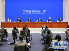 国务院政策例行吹风会主席台_.jpg