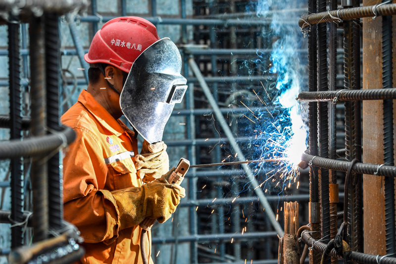 11月12日,工人在大藤峡水利枢纽右岸工程建设现场进行焊接作业.