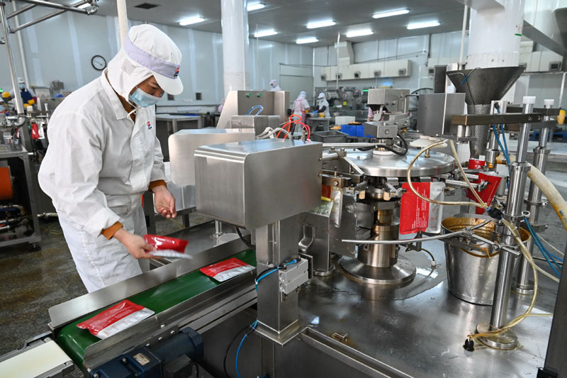 11月19日,工人在福建一家食品公司生产车间检查意大利面酱料包装