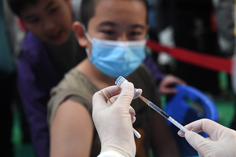 广西南宁:新冠疫苗第二剂接种进校园
