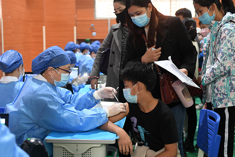 广西南宁:新冠疫苗第二剂接种进校园