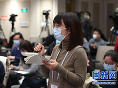 13封面新闻记者提问_large.jpg
