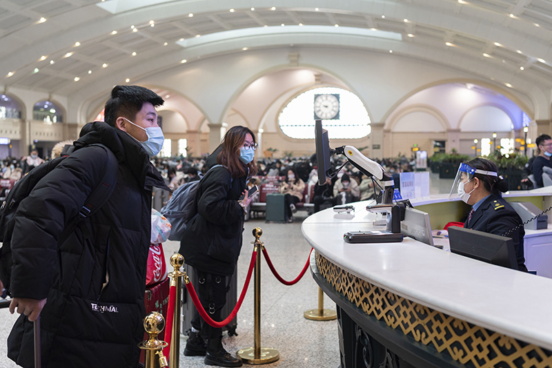 12月22日,在哈尔滨市火车站候车大厅,乘客准备出行.