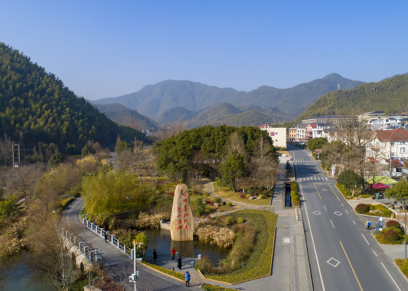 12月23日,游客在浙江省湖州市安吉县天荒坪镇余村参观(无人机照片).