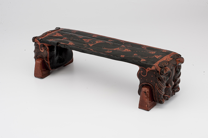 湖北云梦县郑家湖战国秦汉墓地出土漆木虎头枕(资料图).