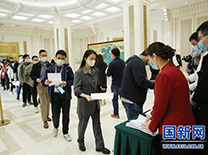 14新闻发布会前记者领取相关资料_large.jpg