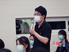 11 21世纪经济报道记者提问.jpg