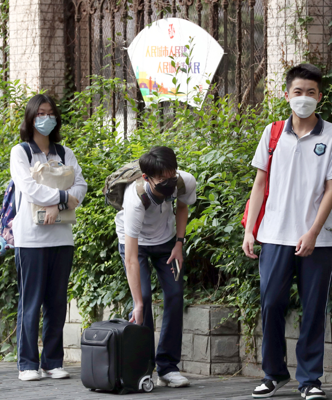 6月6日,上海外国语大学附属大境中学的学生们返校