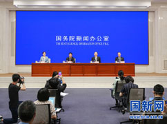 14国务院政策例行吹风会主席.jpg