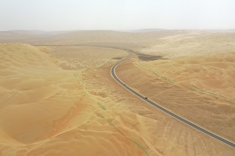 我国建成第三条穿越塔克拉玛干沙漠公路