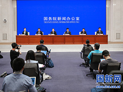17国务院政策例行吹风会主席台_large.jpg