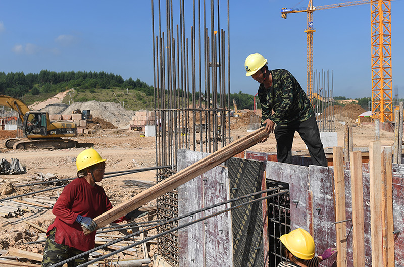 在南宁国际铁路港电商物流区建设工地,广西宁铁建筑有限公司工人在
