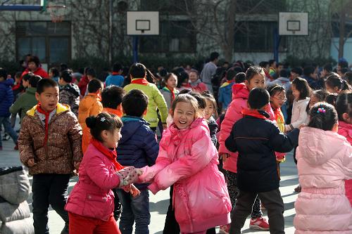 2月27日,北京市东城区校尉胡同小学的学生们在操场上做游戏。当日,在空气重污染预警持续生效156个小时后,北京迎来久违的蓝天。空气重污染橙色预警解除,中小学生们纷纷走出教室,开展户外体育锻炼。新华社发(周良 摄)