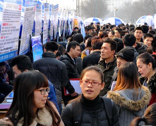 3月1日,求职者在招聘会现场查看岗位需求。当日,河北省3月大型人才交流会在石家庄市解放广场举办。此次招聘会吸引近400家企业进场招聘,提供就业岗位7000余个,岗位涉及商贸金融、加工制造、医药医疗、建筑工程等多个行业,进场求职人数超过3万人。新华社发(牟宇 摄)
