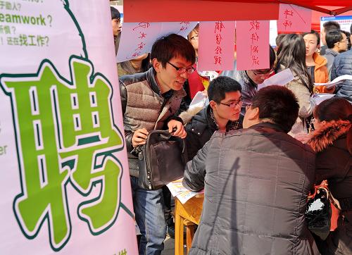 3月1日,求职者在招聘会上与招聘单位工作人员交流。新华社发(牟宇 摄)