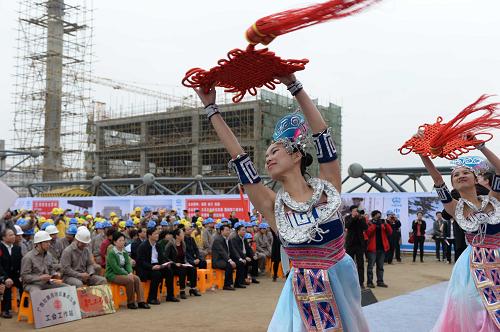 3月1日,在广西南宁市南宁火车东站工地,志愿者在为农民工表演舞蹈《中国梦》。新华社记者 周华 摄