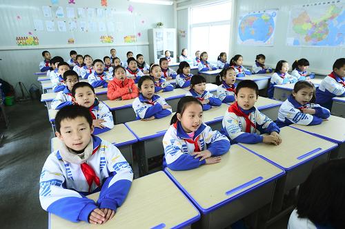 3月1日,西宁市玉井巷小学三年级(1)班学生在板房教室内准备上课。新华社记者 张宏祥 摄