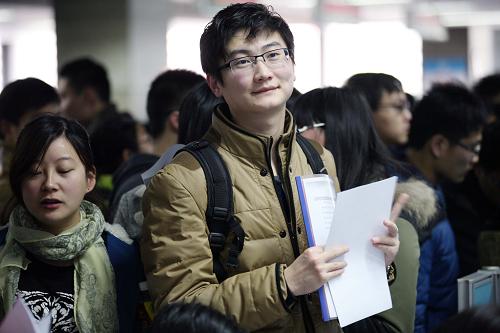 3月2日,求职者在招聘活动上求职。新华社发