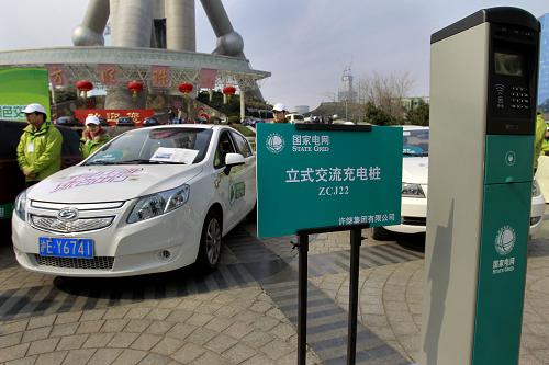 这是在活动现场向市民展出的立式交流充电桩模型。新华社发(丁汀 摄)