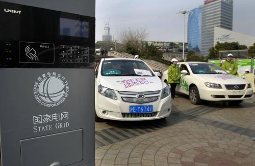 这是在活动现场展示的新能源汽车和充电桩模型。新华社发(丁汀 摄)