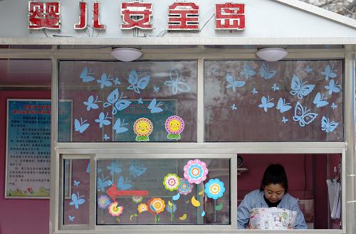 3月3日,西安儿童福利院的工作人员整理放置在“婴儿安全岛”内的被褥。西安市第一个“婴儿安全岛”2013年11月29日投入使用以来,3个多月时间内已收治80多名弃婴。就目前情况看,收治的弃婴全部具有残疾或身患疾病。对于这些弃婴,工作人员都会先接受并报警,随后送到医院救治,最后由西安儿童福利院进行收养。新华社记者 李一博 摄
