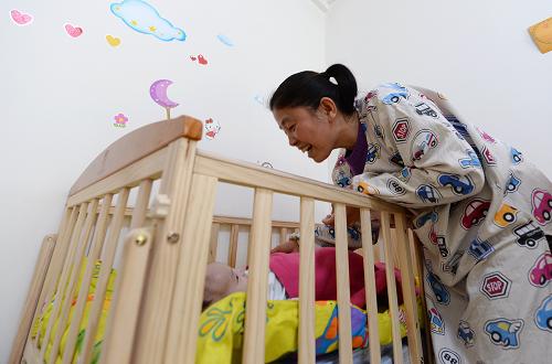 3月3日,西安儿童福利院的工作人员照顾收治的弃婴。新华社记者 李一博 摄