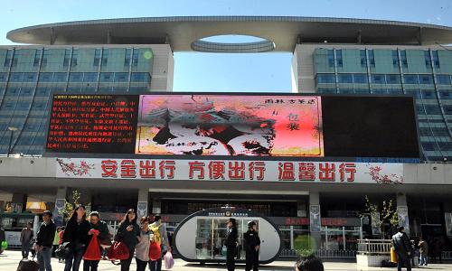 3月3日,昆明火车站秩序井然,旅客出入站安全顺畅。当日,警方解除了昆明火车站临时候车区的警戒线,客运站全部客运场所、服务设施均投入正常运转,列车接发正常进行,昆明火车站全面恢复安全营运。3日预计发送乘客超过6万人次。新华社记者 陈海宁 摄