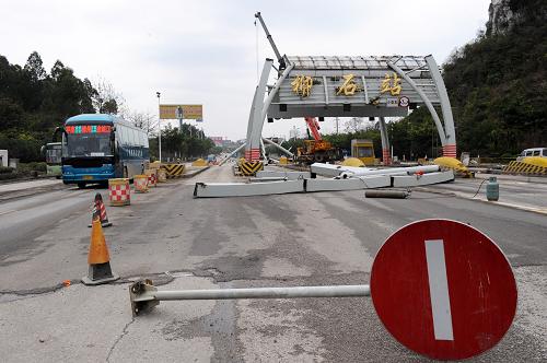这是正在拆除中的广西柳州市柳石路收费站(3月4日摄)。近日,广西柳州市开始陆续拆除市区内只涉及城市“路桥费”收费的各收费站。柳州市从2014年1月1日起停止收取城市路桥机动车辆通行费,这笔费用改由市财政埋单。新华社记者 李斌 摄