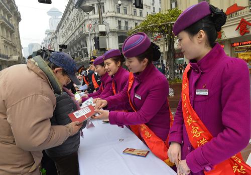 3月5日,上海铁路局志愿者在南京路上为市民提供咨询服务。新华社发(郭长耀 摄)