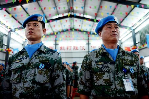 3月5日,维和工兵分队副指挥长郭照平(左)和副指挥长张随义在授勋大会现场。新华社记者 王博 摄