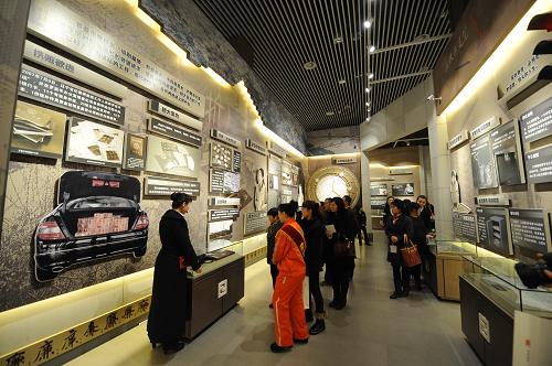 3月5日,参观者在辽宁反腐倡廉展览馆内参观展览。辽宁反腐倡廉展览馆今年春节后正式向社会免费开放。这家展览馆不仅在国内同类展馆中容量最大,还创建了廉政图书馆,并且“网”“馆”合一。3月5日,记者参观了这家展览馆,亲身体验廉洁奉公的先进人物带给人们的启迪,以及腐败分子的堕落给人们的警示。新华社记者 潘昱龙 摄