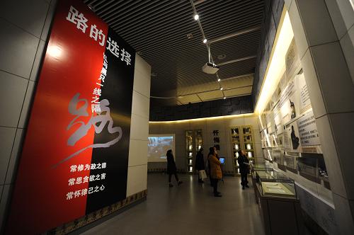 3月5日,参观者在辽宁反腐倡廉展览馆内参观展览。新华社记者 潘昱龙 摄