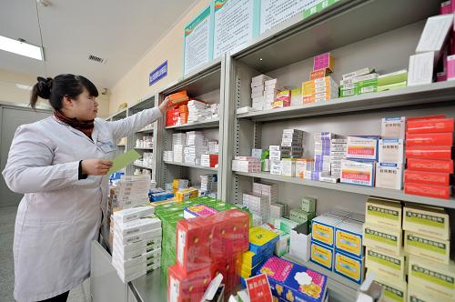 河北省南和县人民医院药房的工作人员在为群众取药(3月6日摄)。日前,记者从河北省卫计委获悉,2014年河北省将新农合人均筹资标准由340元提高至390元,在提高新农合筹资标准的同时,进一步提高新农合补偿水平,将补偿最高支付限额提高至10万元,政策范围内住院费用报销比例达到75%。新华社记者 朱旭东 摄