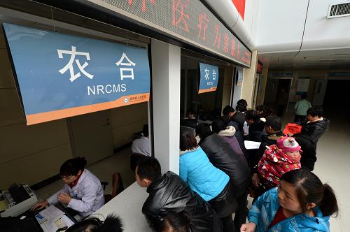 群众在河北省南和县人民医院办理农合报销手续(3月6日摄)。新华社记者 朱旭东 摄