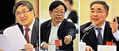 在十二届全国人大二次会议天津代表团全体会议上,包景岭代表(左图)提出关于实施大气污染治理的建议后,引起与会代表张杰(中图)和张伯礼的热议。包景岭代表提出的关于实施大气污染治理的建议和周潮洪代表提出的加强引滦入津水源地保护的建议引起其他代表的热议,代表们纷纷表示应将这两份关乎民生的环保建议作为议案提出。新华社记者 岳月伟 摄
