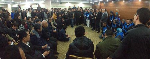 3月9日,马来西亚航空公司代表在北京与马航客机失联事件的乘客家属见面。 新华社记者沈伯韩摄(手机拍摄)