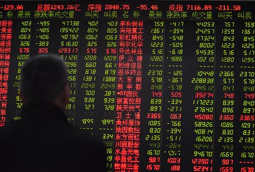 3月10日,一名股民在西藏同信证券北京陶然亭路证券营业部关注股票行情。当日,沪深股市大跌,沪指失守2000点。上证综指报收于1999.06点,跌幅为2.86%;深证成指报7118.44点,跌幅为2.87%。新华社记者 王全超 摄