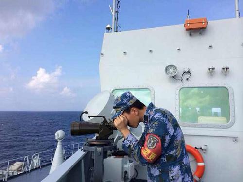 3月10日,驶向飞机失联海区途中,井冈山舰值班军人在观察海面情况。3月10日,中国海军绵阳舰凌晨抵达马航飞机失联海区,目前已展开搜救。井冈山舰、昆仑山舰、海口舰等三艘军舰继续向目的地航渡,并全面做好搜索救援准备。新华社记者 白瑞雪 摄