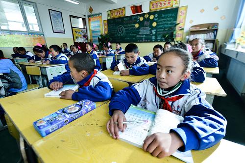 3月10日,玉树市第一完全小学五年级二班的学生在上语文课。新华社记者 吴刚 摄