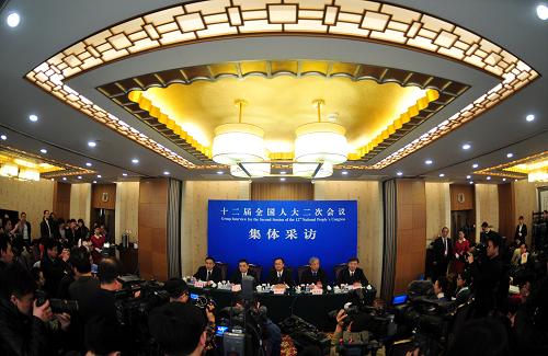 3月10日,十二届全国人大二次会议新闻中心在北京梅地亚中心举行集体采访,邀请四位全国人大代表王昌、徐一平、谢超英、王海林就“走新型工业化道路,打造经济升级版”的相关问题回答中外记者的提问。新华社记者 肖艺九 摄