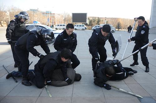 3月12日,民警在应急演练中抓捕“歹徒”。当日,沈阳市公安局文保分局联合沈阳师范大学师生,在沈阳师范大学校园内开展处置校园突发事件应急演练,模拟疏散事发现场师生、抓捕“歹徒”、救护受伤人员等环节。此次演练旨在让高校师生及学校各部门进一步掌握应对突发事件的行动方法,提高师生防范、自救、合作意识与应变处置能力。新华社记者 潘昱龙 摄