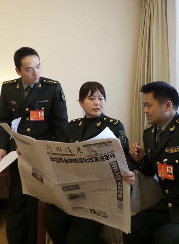 3月12日,军队代表们热议《参考消息》上连续刊载的“军事名家的甲午殇思”系列报道。今年,又逢甲午。两会上,发生在120年前的甲午战争成为军队代表委员的热议话题,《参考消息》连续刊载的“军事名家的甲午殇思”引起强烈共鸣。 “勿忘国耻,勿忘军耻。知耻者近乎勇。”全国政协委员、海军信息化专家咨询委员会主任尹卓道出了中国军人的心声,“我们一定要从血泪史、屈辱史中吸取教训,决不能让历史悲剧重演。” 新华社记者 李刚 摄