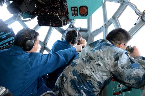 3月12日,中国空军在马航客机失联海域在仔细搜寻海面。当日,马来西亚航空公司MH370航班失联已经进入第五天,各国的搜救行动仍在紧张地进行。中国空军继续出动一架飞机,从海南三亚凤凰机场飞赴马航客机失联相关海域搜寻黑匣子信号。新华社发(沈玲 摄)