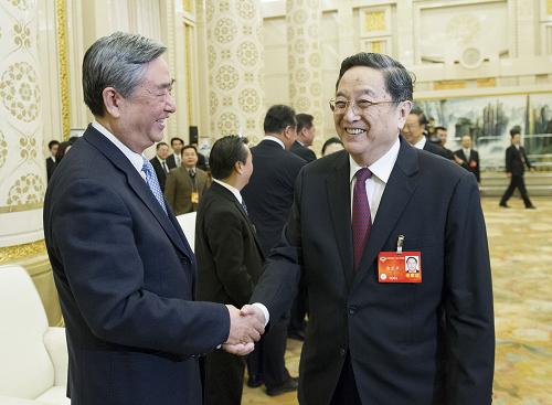 3月12日,中共中央政治局常委、全国政协主席俞正声亲切会见正在北京人民大会堂进行两会新闻报道的中央主要新闻媒体负责同志和工作人员,向所有参加两会报道的新闻工作者表示诚挚的慰问和衷心的感谢。这是俞正声与新华社社长李从军握手。新华社记者 黄敬文 摄