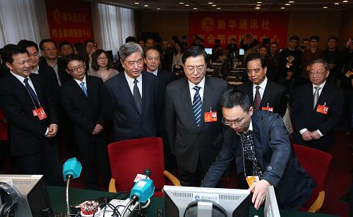 3月12日,中共中央政治局常委、全国人大常委会委员长张德江在北京人民大会堂看望参加十二届全国人大二次会议新闻报道工作的中央主要媒体负责人和工作人员,代表大会主席团向所有参加人大会议报道的新闻工作者表示诚挚慰问和衷心感谢。这是张德江来到设在人民大会堂内的新华社两会新闻报道中心,看望采编和技术人员,并观看新华社两会集成报道和新华网专题报道演示。新华社记者 庞兴雷 摄