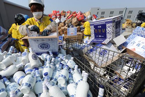 3月14日,工作人员在拆分将要销毁的假酒制品。当日,南京市工商局在南京环务资源再生科技有限公司采用环保、无害化的方式,公开销毁12类160余个品种、价值金额达420余万元的假冒伪劣商品。新华社记者 韩瑜庆 摄
