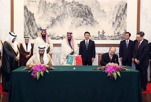 3月14日,中国国家副主席李源潮在北京与沙特王储兼副首相、国防大臣萨勒曼举行会谈。这是会谈后,李源潮与萨勒曼共同出席质检、投资、空间科技等领域文件签字仪式。新华社记者 丁林 摄