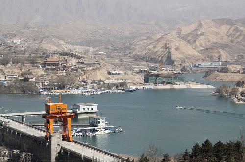 3月19日,在甘肃省永靖县刘家峡水电站,一艘水情测量船在水电站大坝前行驶。当日,由于黄河中下游春季防凌,刘家峡水电厂减少下泄流量,日均入库流量为842立方米每秒,出库(下泄)流量为332立方米每秒,刘家峡水库水位达1733.03米,接近历史最高水位1735.81米,是今年以来的新高。刘家峡水电站在黄河上具有发电、防洪、灌溉、防凌、调水等功能,为提高水能利用率,充分发挥水头效益增加电站发电量,该厂按调度要求积极调节蓄水量,为大发电和黄河中下游春灌做好准备。新华社发(史有东 摄)