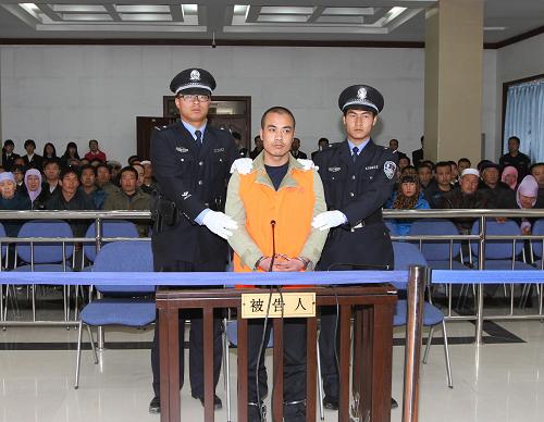 3月21日,宁夏彭阳灭门案被告人麻永东在彭阳县法院审判现场。当日,宁夏彭阳“10·14”特大杀人案在彭阳县人民法院一审宣判,被告人麻永东犯故意杀人罪被判处死刑。法院审理认为,被告人麻永东因家庭矛盾,持刀杀死怀孕妻子及其家中老幼共7人,犯罪性质极其恶劣,犯罪手段极其残忍,犯罪后果极其严重,社会危害性极大。依法以故意杀人罪判处被告人麻永东死刑,剥夺政治权利终身。新华社发