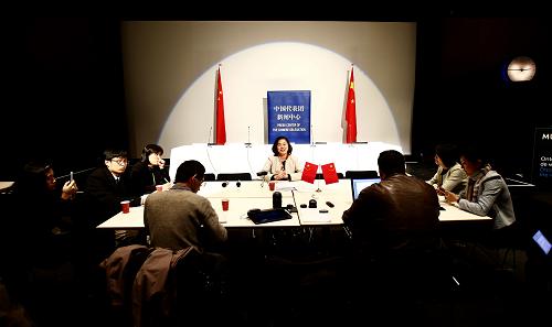 3月23日,在荷兰海牙第三届核安全峰会会议区域的中国代表团新闻中心,中国代表团新闻中心负责人、外交部新闻司副司长华春莹与记者交流。 当日,第三届核安全峰会中国代表团新闻中心正式对记者开放。第三届核安全峰会将于3月24至25日在荷兰海牙举行。 新华社记者 殷刚 摄